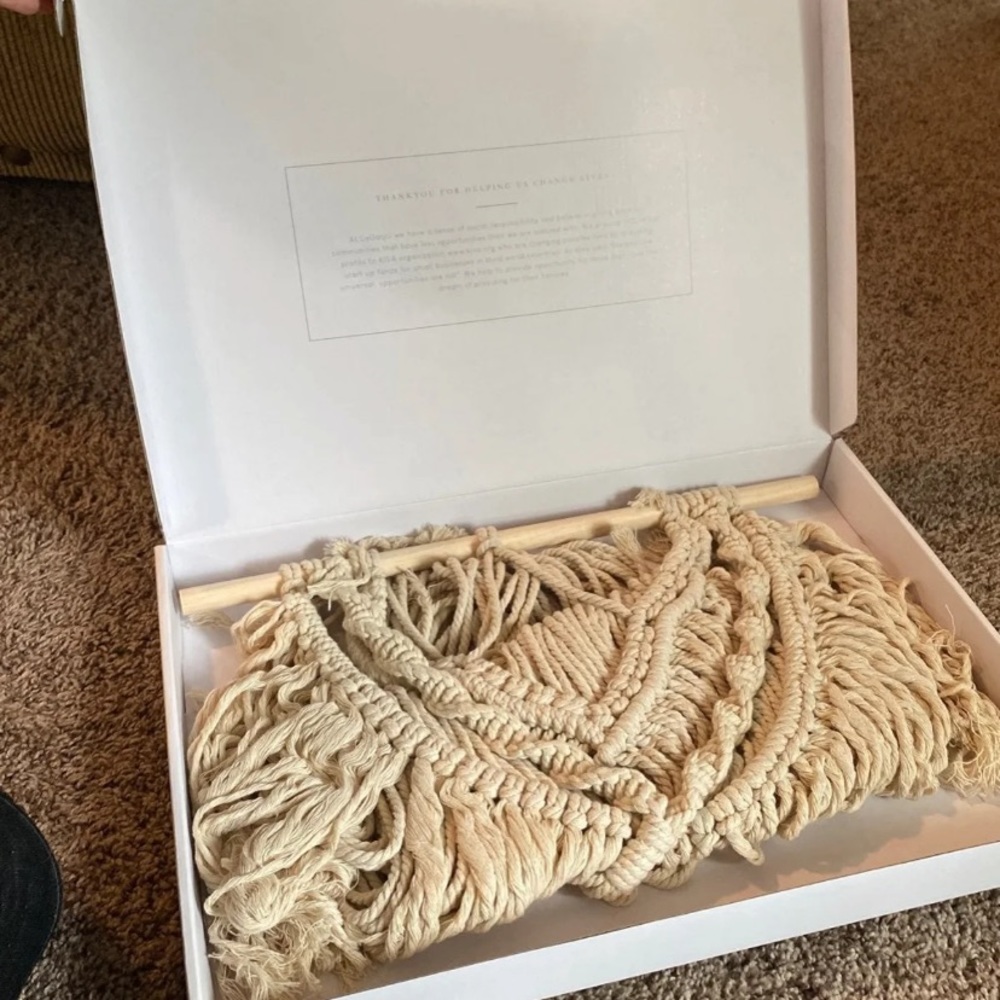 Macrame wall hanging - Picture 3 of 3